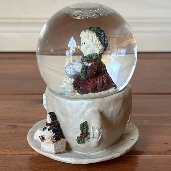 BOYDS BEARS & FRIENDS Miniature Snow Woman with Penguin Snow Globe - Picture 5 of 11